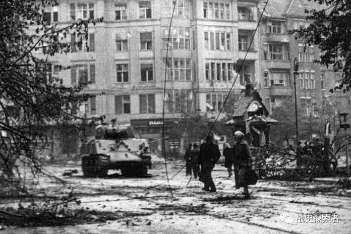 柏林戰役期間出鏡的M4「謝爾曼」，可能隸屬於當時的「柏林」戰鬥群據悉，該戰鬥群當時編有2輛「謝爾曼」