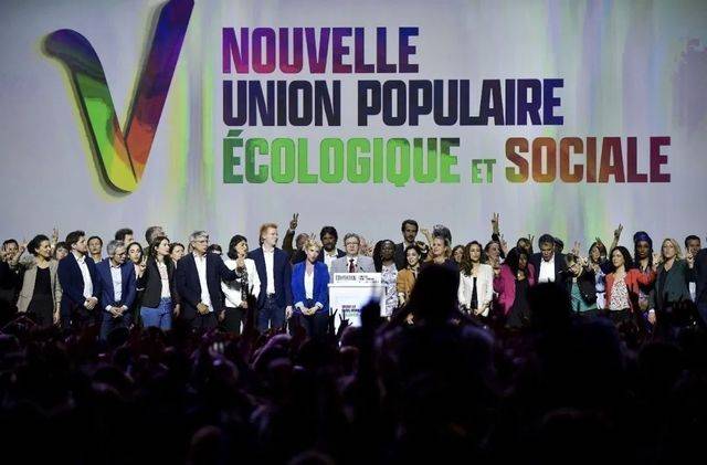 12日晚，「不屈的法蘭西」黨魁梅朗雄（中）在立法選舉第一輪票開票後講話，稱「環保與社會人民新聯盟」（