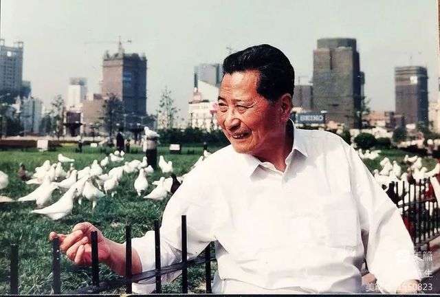 父親1997年在上海市中心人民廣場所攝