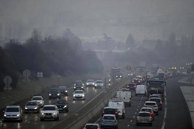 2017年1月，由於空氣汙染，巴黎環城汽車限速行駛（法新社圖）
