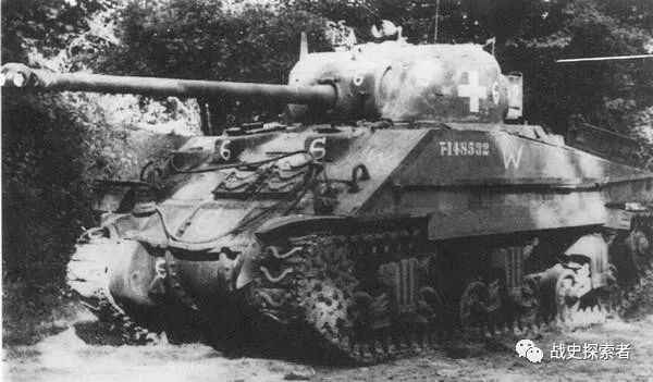 波卡基村一戰後，被遺棄在戰場上的一輛M4A4「螢火蟲」坦克該車配有一門17磅坦克炮，火力能和當時的「