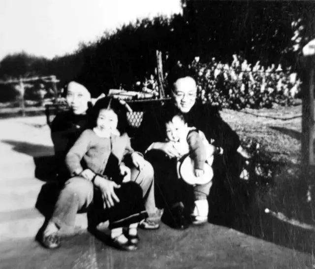 1951年巴金一家攝於上海復興公園