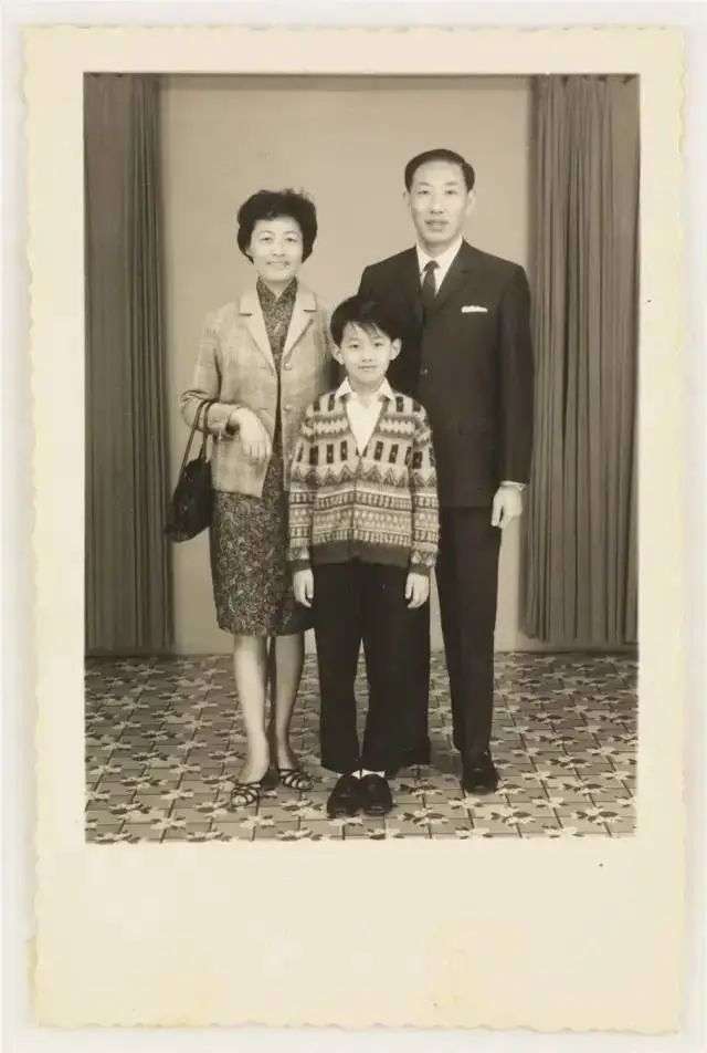 | 童年時期的王家衛與父母在上海合影