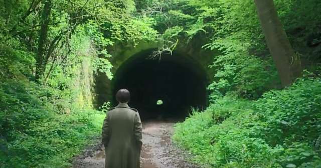 忽然，隧道盡頭出現了一個陌生男人
