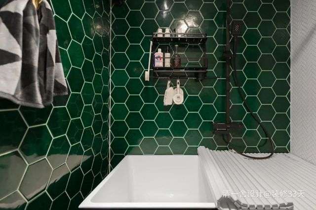 將淋浴與泡澡結合一體，牆面設計雙層置物架收納洗浴用品