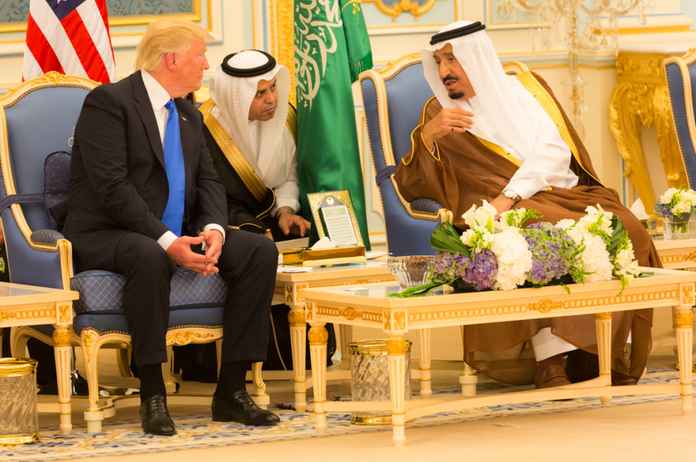 2017年，美國時任總統川普與沙烏地國王會晤
