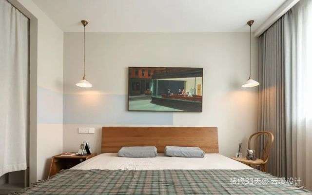 臥室延續客廳格調，簡約牆面用色塊與藝術裝飾畫點綴，一側用單椅取代床頭櫃，更加靈活實用