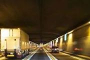 高速隧道內禁止超車，但前車太慢怎麼辦？對此交警給出了答案！