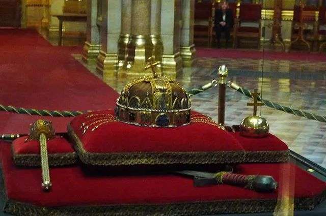 由羅馬教廷加冕的匈牙利王冠