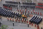 女王葬禮，喪鐘敲響96次，百萬人送別！