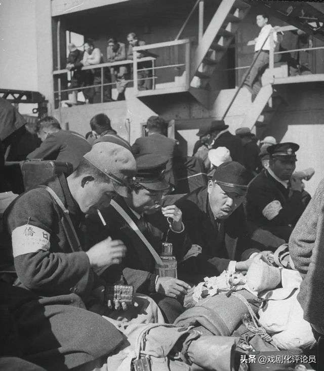 1945年11月，上海日侨登船遣返回国