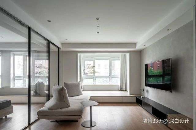 客廳無主燈設計，灰白木配色讓空間顯得簡潔舒適，選擇小邊幾替代傳統茶几，更加輕便實用