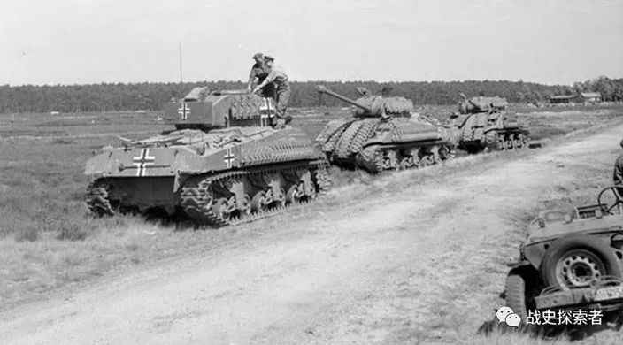 被英聯邦軍重新繳獲後的「螢火蟲」坦克攝於1945年5月11日的荷蘭阿姆斯福特。其車身、車後位置都被印