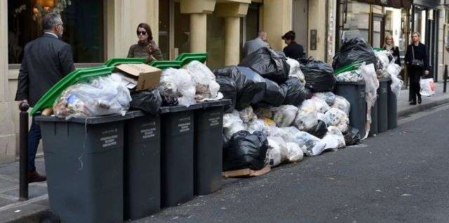 巴黎城市衛生常遭詬病，圖為巴黎街頭的垃圾（法新社圖）