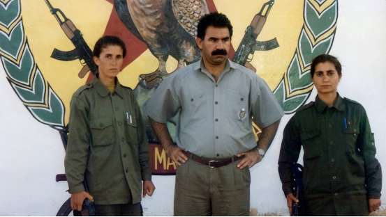 庫爾德工人黨武裝，中間為其頭目奧賈蘭