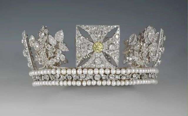 王冠底部則飾以珍珠組成的窄帶。