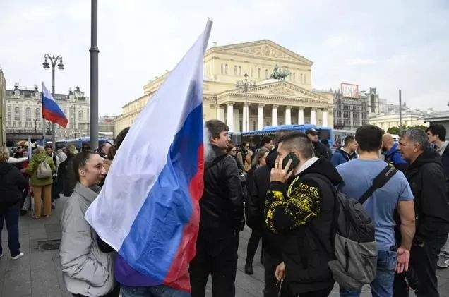 30日，莫斯科為頓涅茨克等四地入俄舉行音樂會，圖為聚集在市中心的民眾（法新社圖）