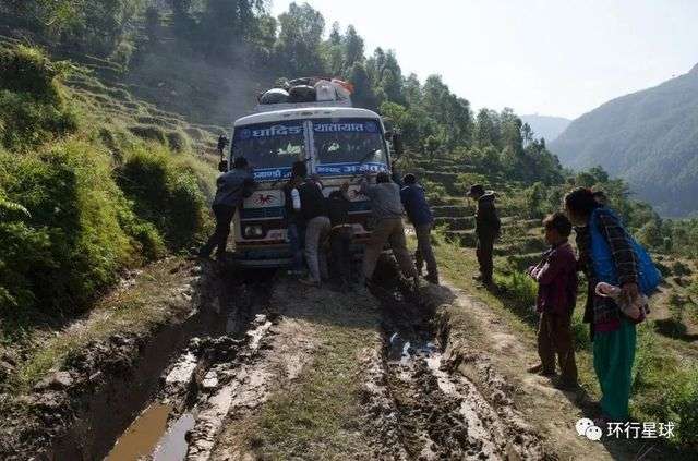 尼泊爾的道路不但