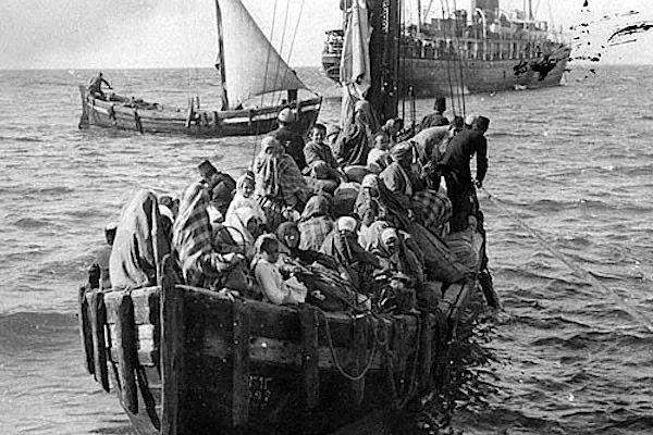 乘船被遣返回希臘的土耳其東正教徒