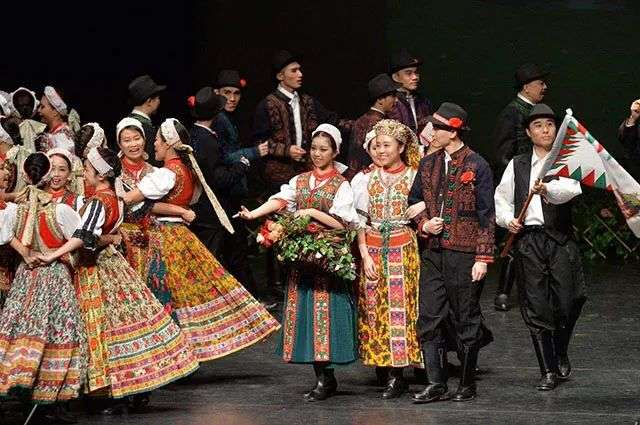 匈牙利民族服裝以東方風格的刺繡和蕾絲為特點