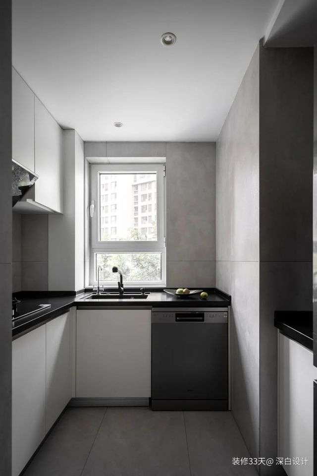 黑白灰配色的廚房乾淨利落，耐髒且易打理