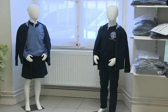 2018年，巴黎郊區塞納馬恩省Provins的公立小學推出校服（非強制性），約有半數家長購買，校服價