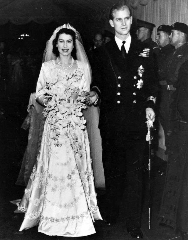 1947年11月女王大婚，此時離第一次見面過去8年，女王幸運地嫁給了那個最初的愛人，嫁給了自己想要的