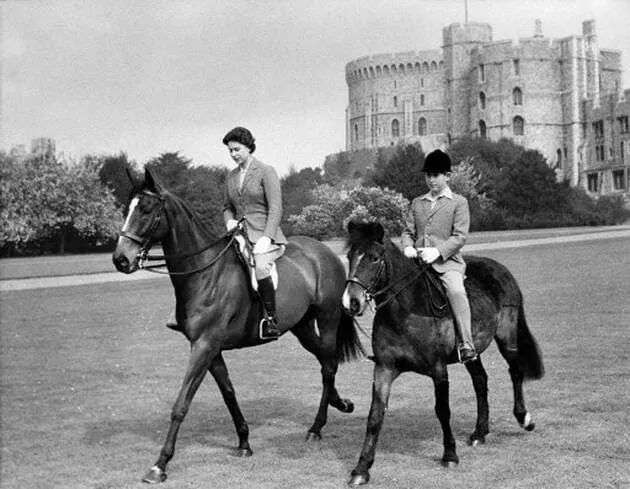伊莉莎白女王與查爾斯王儲在溫莎城堡騎馬（法新社資料圖）