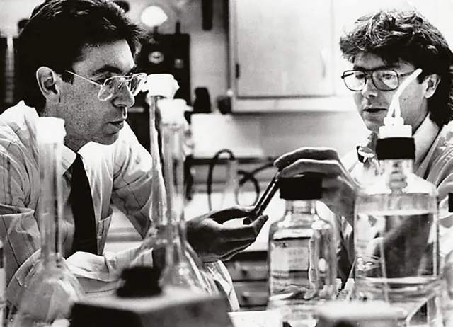 上世紀 80 年代，羅伯特和博士後在實驗室一邊實驗一邊閒聊（圖片來源，Credit:ROBERT J