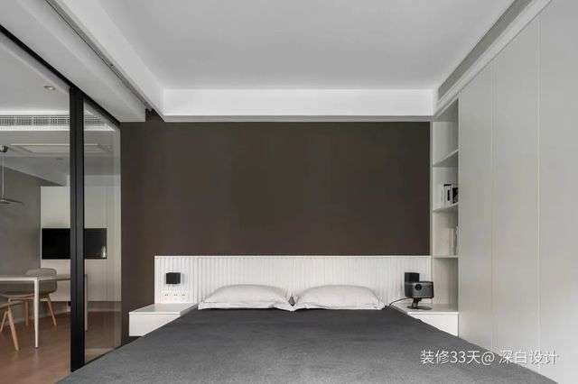 主臥，床頭背景運用黑色漆面拼接白色格柵板，層次感十足