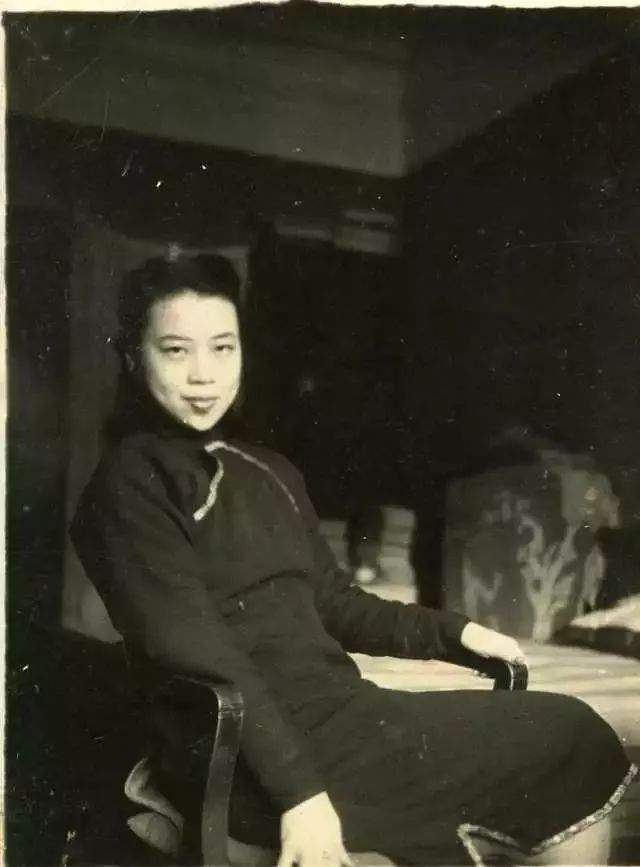 1946年初蕭珊攝於重慶