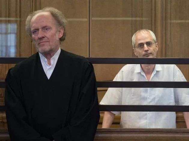 刺殺魏茨薩克的兇手和他的律師在庭審現場，圖源：dpa