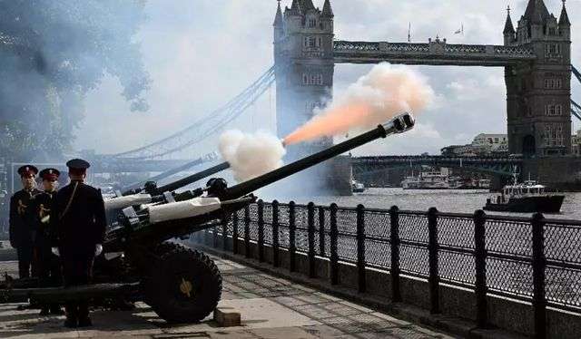 9月9日，榮譽炮兵連在倫敦塔前鳴放皇家禮炮，悼念英國女王伊莉莎白二世皇家禮炮共96響，每響代表英女王