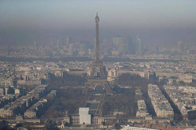 汙染空氣中的巴黎（法新社圖）