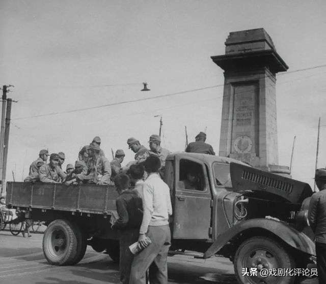 投降后的上海日军被围观