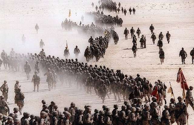 1990年8月2日，伊拉克出動20萬大軍攻佔了科威特
