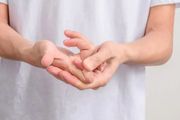 經常「咔咔」掰手指，會不會得關節炎？手指變粗，可能是身體的「警報」！