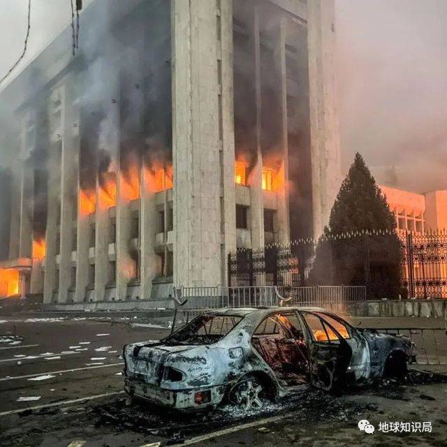 騷亂中，阿拉木圖市政大樓被縱火（圖：壹圖網）