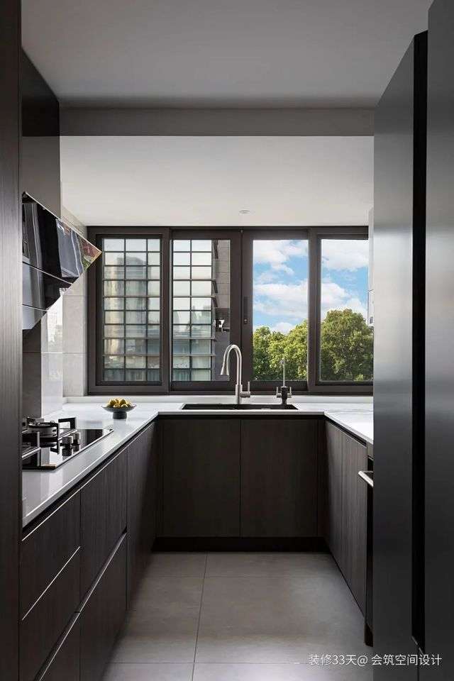 納入原陽臺拓展廚房的縱深感，經典的黑白搭配完美地詮釋集成廚房的摩登感，U型櫥櫃結構將烹飪動線合理化同