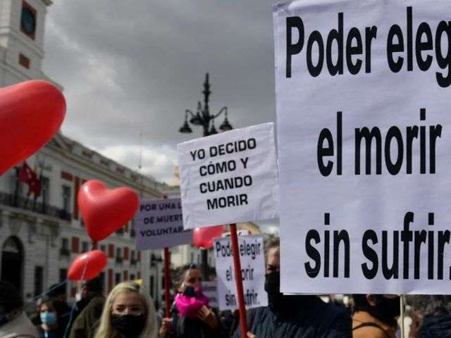 2021 年 3 月 18 日，在馬德里舉行的支持安樂死合法化法律的示威活動中，標語牌上寫著「選擇死