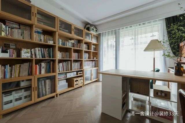 原本的電視牆改成了頂天立地的大書櫃，書櫃是定製的實木，經久耐看又實用