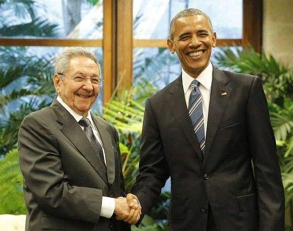 歐巴馬和勞爾-卡斯特羅（左）握手，古美之間實現關係正常化