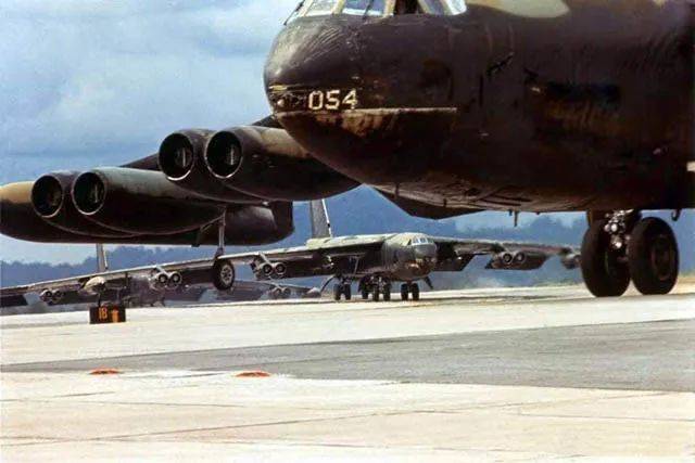美軍B-52轟炸機從泰國基地起飛轟炸北越