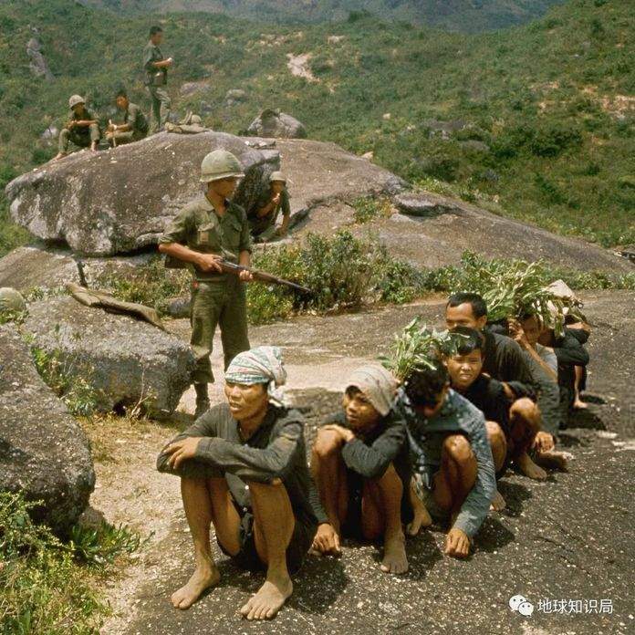 （韓國兵抓越南平民，圖：Flickr）
