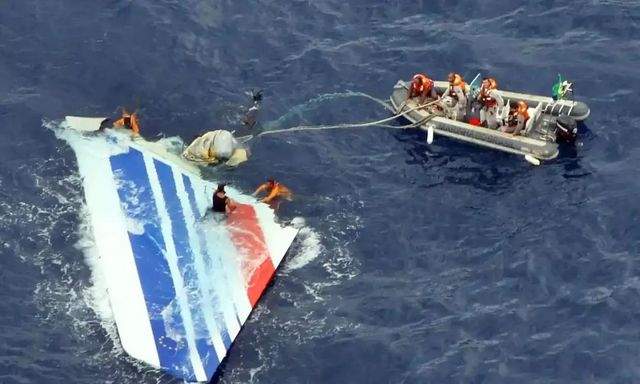 搜救人員打撈失事空客A330的殘骸（法新社圖）