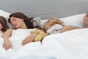 女明星和10多歲孩子同床睡，孩子的未來，或許真和「睡覺」有關