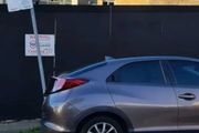 澳洲雪梨停車場，停車和禁停標識放一起，引網友爭論