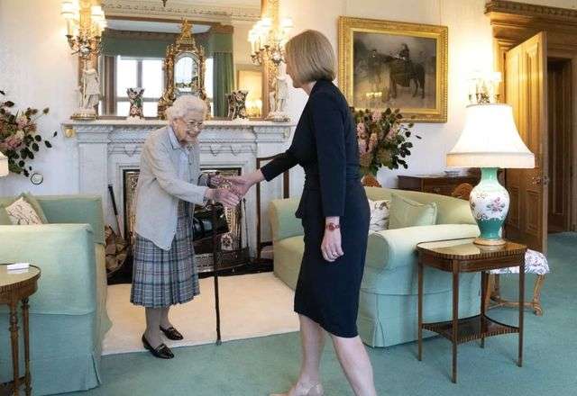 9月6日，伊莉莎白女王在蘇格蘭巴爾莫勒爾堡正式任命特拉斯為英國首相（英國首相府官方Twitter圖）