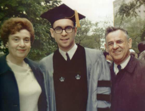 剛剛畢業的羅伯特與家人如果有一部自傳電影，他認為自己年輕時期應該由喬治·克魯尼來扮演（圖片來源，Cr