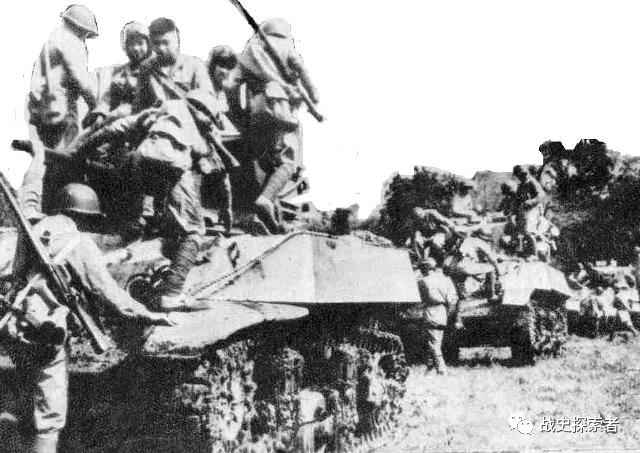 新22師第66團1營官兵登上M3「斯圖亞特」坦克開赴戰場二戰時期，缺乏裝甲運兵載具的步兵拿坦克當「戰